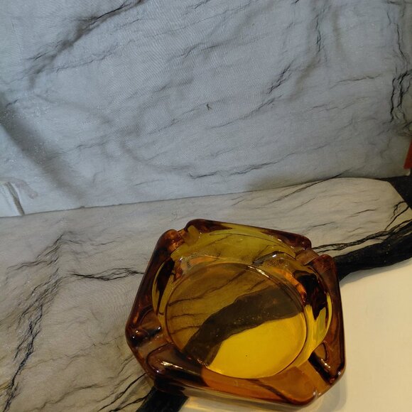 Vintage Amber glass ash tray - Picture 3 of 3
